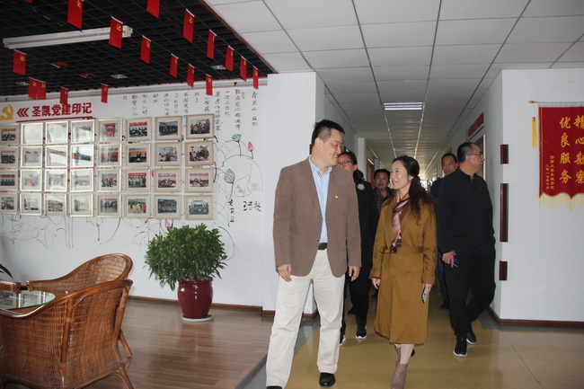 郭主席查看公司辦公環境（網用3）.jpg